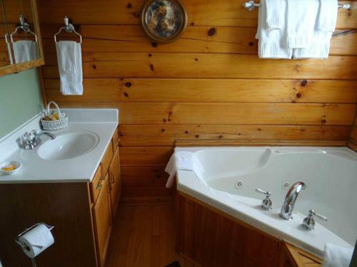 Bed & Breakfast Engadine Inn And Cabins