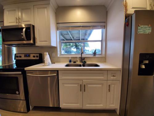 Lakefront Vacation Home - Sleeps 8
