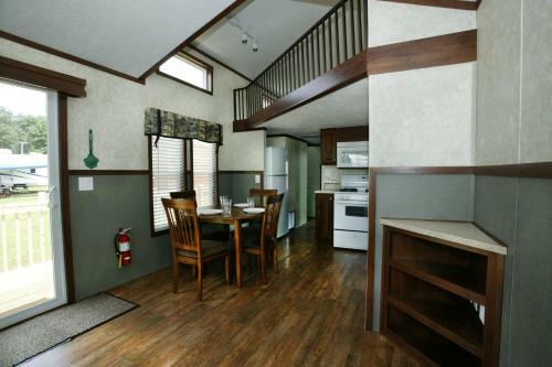 Arrowhead Camping Resort Cottage 12