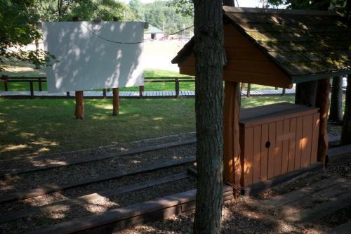 Arrowhead Camping Resort Cottage 12
