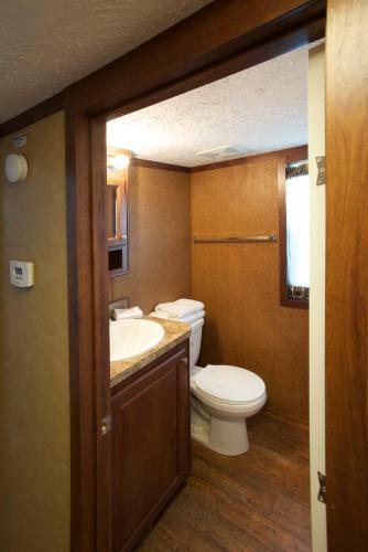 Arrowhead Camping Resort Cottage 12