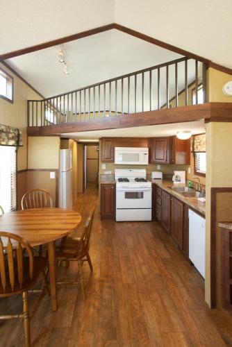 Arrowhead Camping Resort Cottage 12