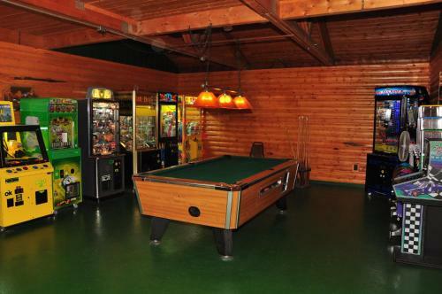 Arrowhead Camping Resort Deluxe Cabin 8