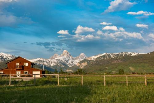 Saddlehorn Cabin