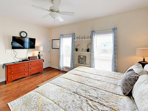 3br On Mobile Bay, 1 Block To Beach Home