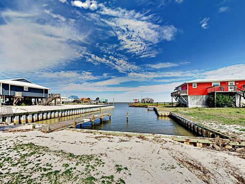 3br On Mobile Bay, 1 Block To Beach Home