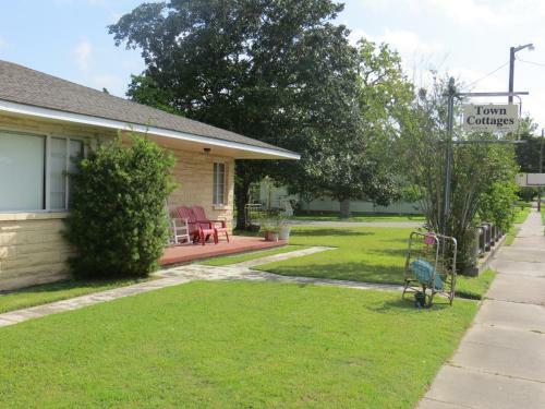 Motel Town Cottages