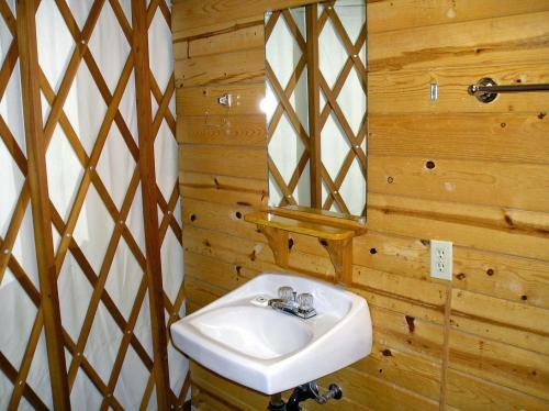 Yosemite Lakes Hillside Yurt 9