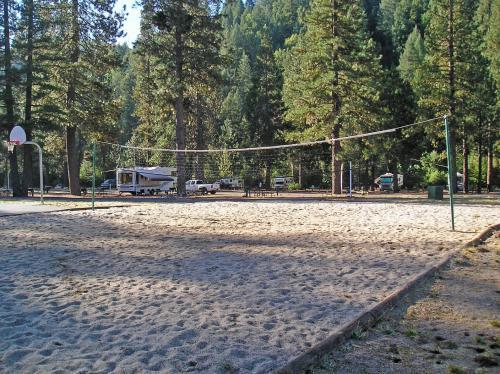 Yosemite Lakes Bunkhouse Cabin 31