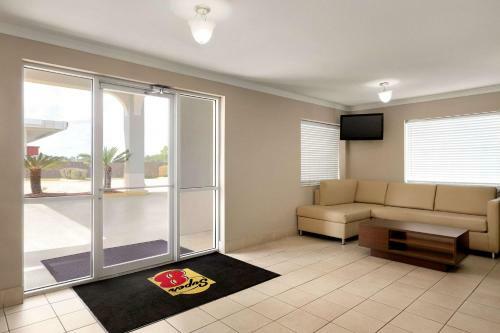 Hotel Super 8 By Wyndham Lake Charles Northeast