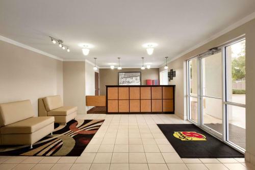 Hotel Super 8 By Wyndham Lake Charles Northeast