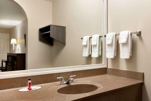 Hotel Super 8 By Wyndham Lake Charles Northeast
