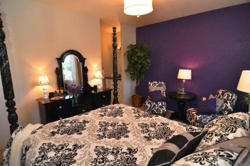 Bed & Breakfast Lake's Edge Tuscan Lodge