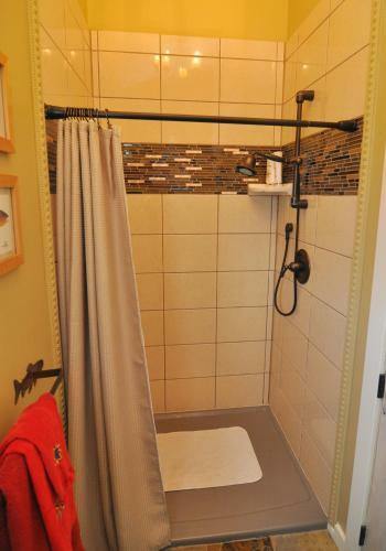 Bed & Breakfast Lake's Edge Tuscan Lodge