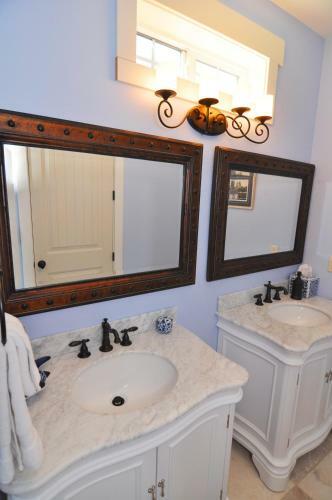 Bed & Breakfast Lake's Edge Tuscan Lodge