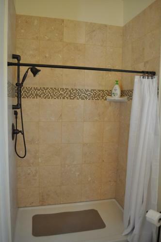 Bed & Breakfast Lake's Edge Tuscan Lodge