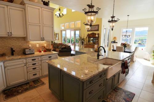 Bed & Breakfast Lake's Edge Tuscan Lodge