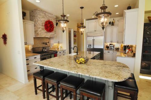 Bed & Breakfast Lake's Edge Tuscan Lodge