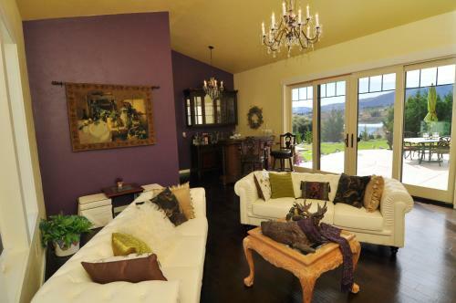 Bed & Breakfast Lake's Edge Tuscan Lodge