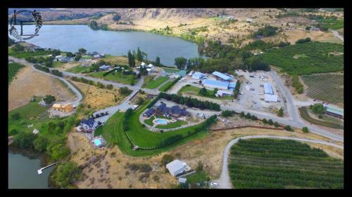 Bed & Breakfast Lake's Edge Tuscan Lodge
