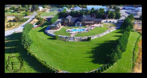 Bed & Breakfast Lake's Edge Tuscan Lodge