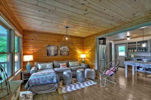 Blue Ridge Shimmering Leaf Farmhouse