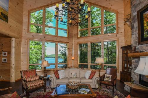 Boulder House Six-bedroom Holiday Home