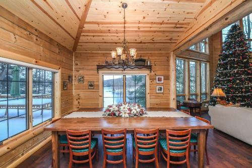 Boulder House Six-bedroom Holiday Home