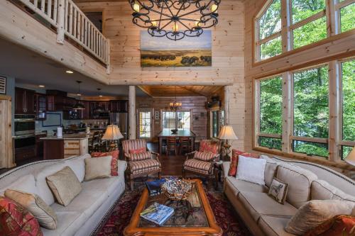 Boulder House Six-bedroom Holiday Home