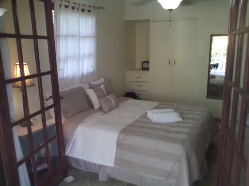 Hibiscus House Bed And Breakfast