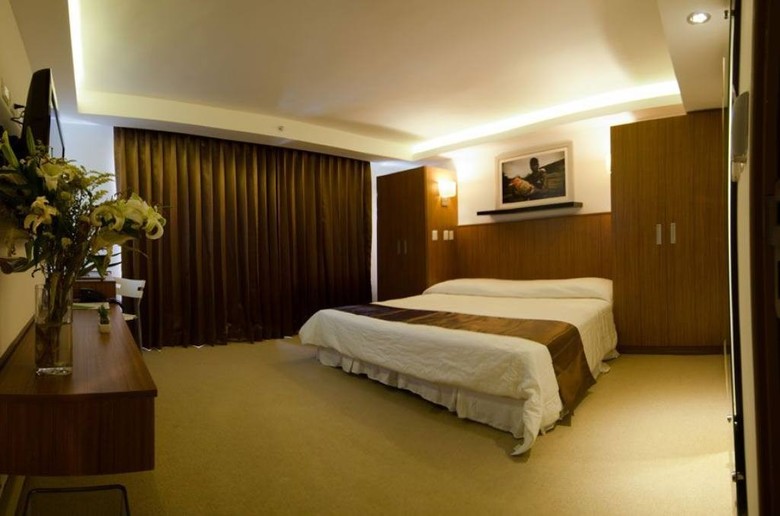 Weston Suites Hotel