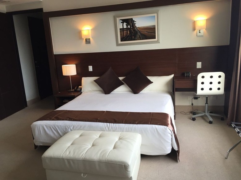 Weston Suites Hotel
