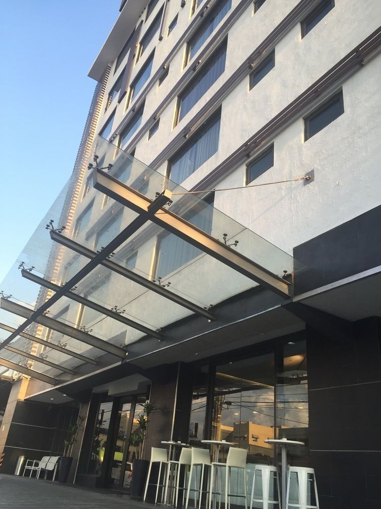 Weston Suites Hotel