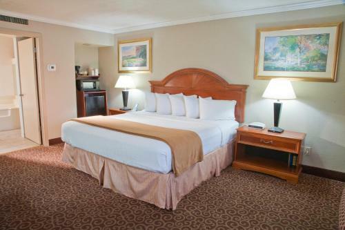 Posada Red Arrow Inn & Suites