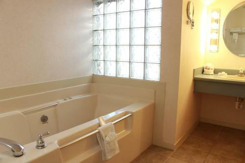 Posada Red Arrow Inn & Suites