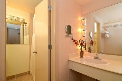 Posada Red Arrow Inn & Suites