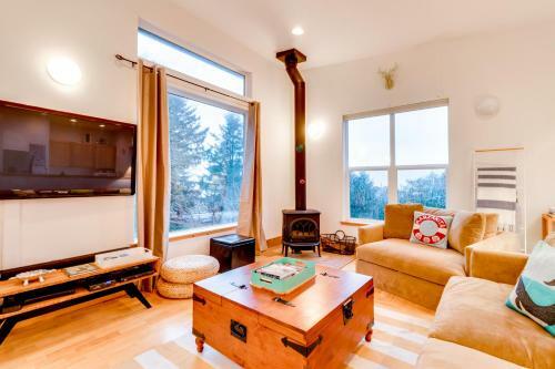 Modern Manzanita Retreat