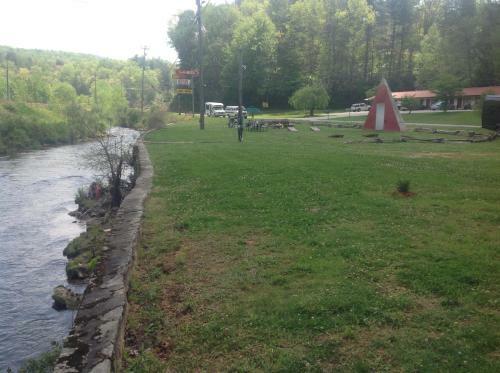 Qualla Cabins And Motel