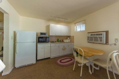 Crystal Sands Motel