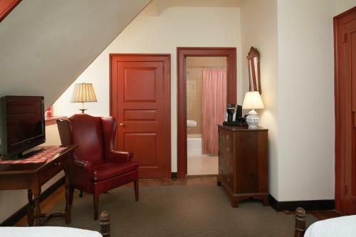 Colonial Houses - A Colonial Williamsburg Hotel