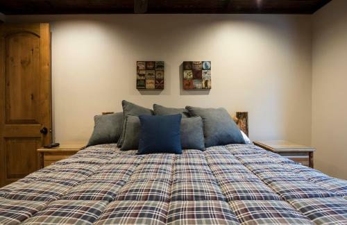 1r Rustic Retreat