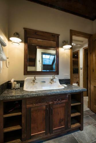 1r Rustic Retreat