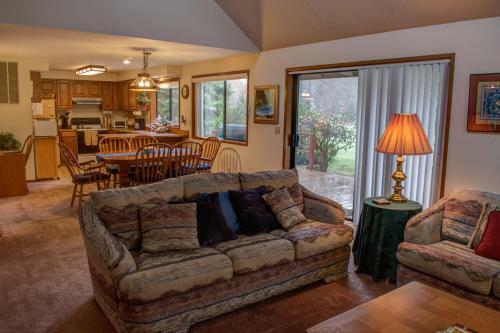 Deer Run Retreat Three-bedroom Chalet