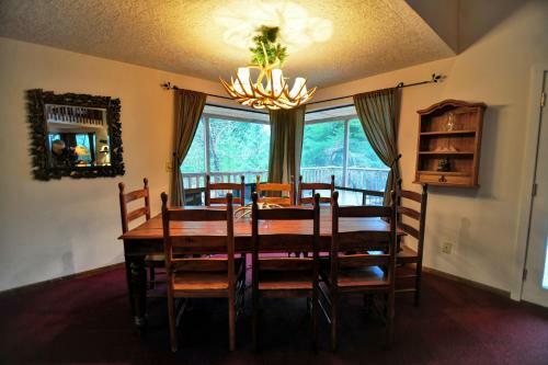 Riverview Retreat Four-bedroom Chalet