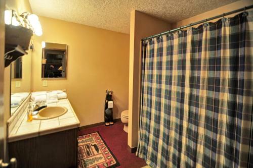 Riverview Retreat Four-bedroom Chalet