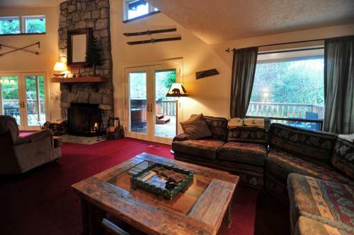 Riverview Retreat Four-bedroom Chalet
