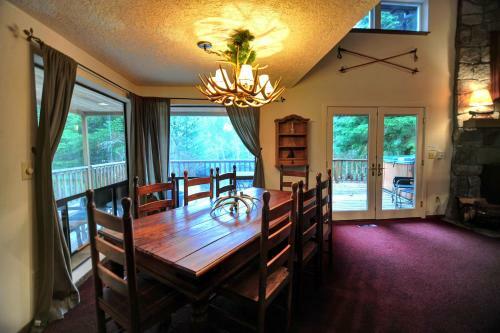 Riverview Retreat Four-bedroom Chalet