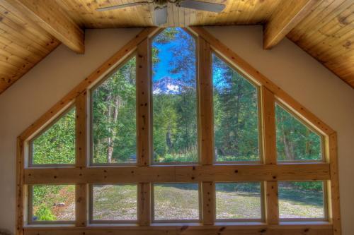 Wy' East Log Lodge