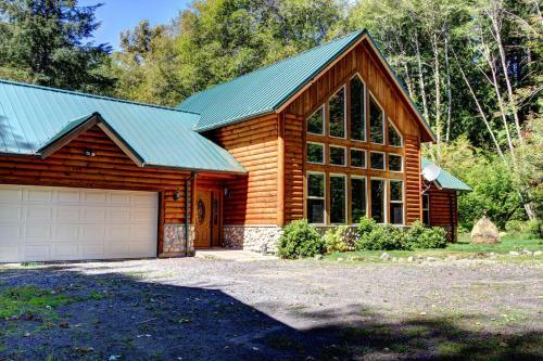 Wy' East Log Lodge