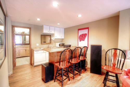 1717 Geneva Drive W Townhouse